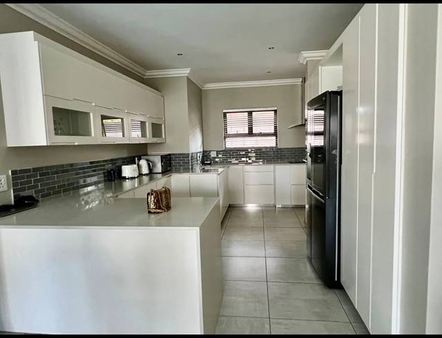 4 BEDROOM HOUSE FOR SALE IN LOMBARDY ESTATE